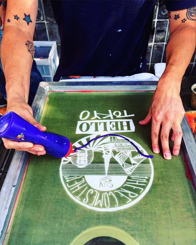 RYUJI KAMIYAMA　 シルクスクリーン LUNA Sandals Run Free Tee by Ryuji Kamiyama 